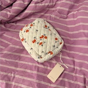 Doen Quilted Holloway Cosmetic Pouch — Poppy Fields White with Red Floral Print